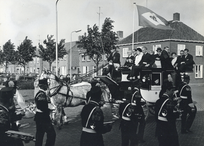 171149 Afbeelding van het vertrek van de gasten per diligence naar het cultureel centrum De Nobelaer te Etten-Leur na ...